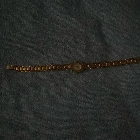 1928 | Accessories | Vintage 928 Gold Plated Wrist Watch  display picture 3